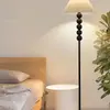 Lámpara de pie estilo retro americano, diseño plisado para decoración de sofá de sala de estar, iluminación ambiental, lámpara de mesita de noche minimalista nórdica para protección ocular de dormitorio