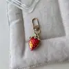Lindo y Personalizado Llavero Femenino Dulce Corazón de Fresa con Forma de Fresa Tendencia Femenina Nuevo Creativo Accesorio para Bolso Llavero Colgante