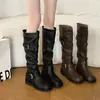 Botas de montar retro versátiles para mujer con doble hebilla para el día a día, nuevo estilo otoño e invierno 2026, adecuadas para combinar con faldas, de media pantorrilla, tacón grueso, botas que aumentan la altura