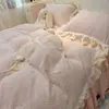 Estilo Renda Estilo Princesa Esculpido Leite Fleece Conjunto de Quatro Peças Totalmente Fosco Espessado Quente Adicionado Capa de Edredom Fleece Estilo Creme Lençol de Cama