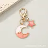 Llavero de luna creciente y estrella bicolor, colgante para mochila de estilo coreano con bloques de color de estrella y luna con cierre de mosquetón, pequeño regalo