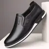 Sapatos casuais masculinos, outono 2026, sapatos de couro respiráveis estilo britânico, sapatos masculinos brancos de couro slip-on