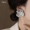 Pétalos Plateados con un Brillo Fluido~Aretes de Clip de Flor de Perla Metálica Cepillada, Pendientes de Lujo Ligero de Gama Alta, Joyería Transfronteriza Europea y Americana al por Mayor