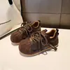 Zapatos de moda de nicho con diseño de puntera de concha, cordones gruesos y estilo de zapatilla de entrenamiento alemana, adecuados tanto para hombres como para mujeres, una opción de calzado casual versátil para 2026