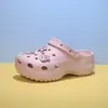 Calçados Nuvem Clogs para Mulheres, Novo Modelo de Verão, Antiderrapantes, Chinelos com Solado Macio, Sandálias de Praia com Solado Grosso, Sandálias Femininas que Aumentam a Altura