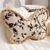 Almohada con Forma Retro con Relleno para Dormitorio, Ventana de Mirador y Sofá, con Patrón Floral de Mariposas Simple de Alta Gama