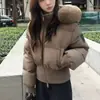 Chaqueta de Algodón Acolchada Corta de Terciopelo Negro Plus para Mujer Invierno 2026 Nuevo Estilo Petite Grande Cuello de Piel Caliente Abrigo de Algodón Moderno