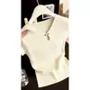 Top de tricô preto simples estilo coreano com decote V e mangas curtas, com botões de metal para mulheres, novo modelo de verão 2026, único, bonito e extremamente atraente