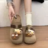 Pantufla de otoño versátil para mujer, con un lindo diseño de gato, una correa retro y una suela gruesa, en color camel, nuevo estilo 2026 para uso en exteriores