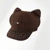 Sombrero ecuestre de gamuza coreano para mujer con colgante de metal, nuevo modelo de otoño e invierno, sombrero versátil que estiliza el rostro, boina, gorra de pico de pato
