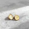 Nuevos Pendientes Pequeños de Frijol Dorado Minimalistas Versátiles para Mujer, Diseño de Nicho Coreano y Japonés, Pendientes Redondos Irregulares de Moda