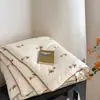Colcha de punto estilo INS con diseño de nube de dibujos animados para primavera y otoño, colcha de invierno suave y cálida con borde enrollado, lavable a máquina, adecuada para uso en dormitorio