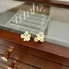 Pendientes de Flor Dorada Tridimensionales Elegantes de Alta Gama Atmosféricos Diseño Francés de Nicho Sentido Metálico Flor de Metal Nuevo Estilo Top de Oreja para Mujer
