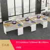 Conjunto moderno de mesa e cadeira de escritório, estação de trabalho para funcionários com divisória, tampo de mesa espessado, mesa de escritório personalizável