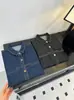 "Camisa de mezclilla lavada con diseño de pespunte estilo Hong Kong retro, corte holgado y estilizado para otoño, versátil para usar en capas"