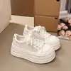 Sapatos femininos brancos de sola grossa para o verão, sapatos de malha respirável, novo modelo 2026, versáteis, leves, sapatos casuais femininos de sola macia