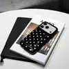 El diseño del sofá con estampado de lunares es adecuado para fundas de teléfono iPhone 16 Pro Max, y es un diseño nuevo y minimalista para la serie Apple 17, con una carcasa rígida.