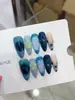 Nai Zi Unhas Usáveis Reutilizáveis Feitas à Mão Puras Estilo Europeu e Americano B324 Azul Smog Degradê com Flores Azuis Esculpidas em 3D