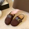 Mules femininas slip-on estilo Birkenstock em couro bovino macio, com sola grossa, proporcionando uma sensação confortável e acolchoada, perfeitas para usar ao ar livre.