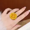 Anel grande de rosa com buquê tridimensional oco estilo doce em liga de cobre, anel exagerado de flor índice em ouro de imitação