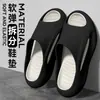 2026 Novas Pantufas Masculinas Cor Preto e Branco Blocos de Cor Alta Elasticidade Solado Macio Uso Doméstico Banho Resistente ao Desgaste Leve Sandálias para Casal Outdoor