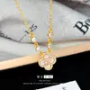 Colar de Trevo de Quatro Folhas Banhado a Ouro Levemente Luxuoso com um Toque de Alto Padrão, Mesmo Estilo do Xiaohongshu, Design Feminino com Diamantes, Corrente para Clavícula de Concha de Trevo de Quatro Folhas