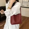 Bolso de mano casual de textura vintage de alta gama de nicho coreano, bolso tejido versátil para hombro y axila para el día a día