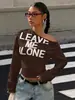 Sudadera cruzada americana de moda para mujer, de un solo hombro, con estampado de letras, para principios de primavera, top elegante de manga larga con retazos, corte ajustado.