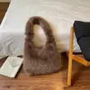 Bolsa de pelúcia para axila outono e inverno para mulheres, uma bolsa de ombro estilosa e versátil, uma bolsa de mão moderna e versátil, uma bolsa fofa, uma bolsa em formato de bolinho