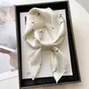 Bufanda de Seda para Mujer Cuadrada 70cm Blanco y Negro Versátil Profesional Seda Artificial Bufanda Pequeña para Cuello Retro Lujo Ligero Sensación de Gama Alta Bufanda de Otoño