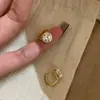Lujo ligero, sensación de alta gama, irregulares, aretes de circonita cúbica súper brillantes, diseño simple, versátiles, aretes para el uso diario