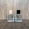 En stock: B030-50ml exquisita tapa negra y dorada/botella con atomizador botella de recarga de perfume/botella de vidrio vacía portátil