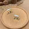 Brincos Esmaltados Brancos de Luxo Leve e de Alta Qualidade para Mulheres 2025 Novo Estilo Brincos de Design de Nicho Versáteis Atacado