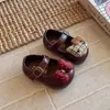 Zapatos Infantiles 2026 Otoño Nuevo Estilo Vintage Bebé Dibujos Animados de Suela Baja Zapatos Individuales para Niñas Cómodos Zapatos Pequeños de Cuero