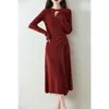 Beleza Coreana Elegante e Sofisticada Mostra Sua Silhueta em um Vestido Longo de Tricô Cinza Combinado com um Casaco