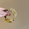 Brincos de estilo retro de luxo leve com zircônia microincrustada para mulheres, simples e modernos com um toque de alta qualidade, design de nicho com acabamento prateado fragmentado