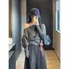 Camiseta negra de manga larga con rayas estilo coreano, hombros descubiertos, para mujer, perfecta para principios de otoño, chic y elegante, una preciosa blusa holgada