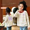 Camiseta Infantil Listrada Gola Redonda Manga Longa 2026 Outono Novo Estilo M e G Crianças Bebê Casual Versátil Moda Top