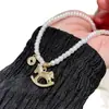 Collar de Perlas Moneda Colgante de Pony Triturado con Hielo para Mujer, Cadena de Suéter de Lujo Ligero Nicho Alto y Elegante para Otoño e Invierno, Nueva Cadena para Clavícula