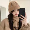 Gorro de Punto con Bordado de Osito para Otoño e Invierno, Estilo Coreano Versátil para Mujer, Adelgazante, Cálido, de Lana, Lindo Cubrecabezas