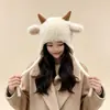 Adorable y peculiar sombrero de orejeras de peluche con cuernos de oveja para mujer para otoño e invierno, engrosado para abrigar, versátil y estiliza el rostro, un sombrero Lei Feng