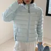 Jaqueta Curta Acolchoada Leve 90% Penugem de Pato Branco Estilo Canelado com Capuz para Mulheres, Nova Moda Inverno 2026 Slim Fit Casaco Quente
