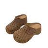 Mules Birkenstock estilo fechado com sola grossa para mulheres, adequadas para uso externo, novo modelo de outono 06, sapatos Birkenstock slip-on populares retrô que aumentam a altura