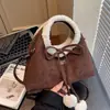 Bolsa de Mão Retro de Nicho Transfronteiriça Feminina Novo Estilo Outono 2026 Moda Grande Capacidade Versátil Bolsa de Ombro Único Transversal