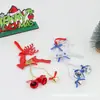 Artigos decorativos: sinos de rena, pequeno veado com enfeites de árvore de Natal, adereços decorativos, presentes, laços de alce, chifres
