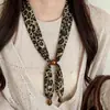 Cachecol com pingente de contas ajustável para mulheres, estilo retrô Maillard, acessório versátil para se vestir, cachecol decorativo elegante para o pescoço