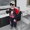 Conjunto de Moletom Clássico Ultraman e Calça para Meninos Estilo Coreano Conjunto Esportivo de Duas Peças para Crianças Primavera e Outono Roupas Estilosas para Bebês e Crianças Pequenas