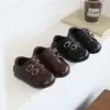 Sapatos pretos de couro macio para bebês no outono, com solado macio e face macia, fecho duplo para meninos, sapatos de caminhada para bebês meninas, sapatos para crianças pequenas