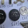 Venta Directa de Fábrica de Diversas Placas de Aleación de Zinc Marca Miao, Etiquetas de Letras Metálicas, Etiquetas Cosidas a Mano y Etiquetas para Ropa