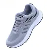 Sapatos Masculinos Primavera e Outono Novos Tênis Respiráveis com Furos e Solado Macio Sapatos da Moda Sapatos Casuais Versáteis Sapatos Masculinos Antiderrapantes em Fly-knit